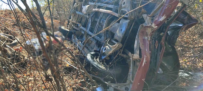 Acidente deixou caminhonete completamente destruída